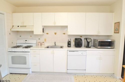 16 Donna Dr, East Hanover NJ  07936-3585 exterior