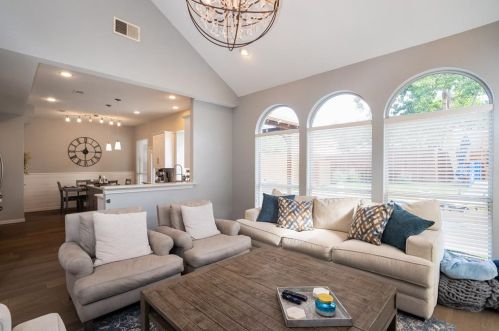 4027 Azure Ln, Addison TX 75001-3105 exterior