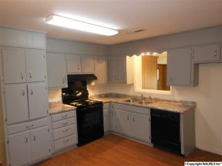 528 Harolds Dr, Huntsville AL  35806-1843 exterior