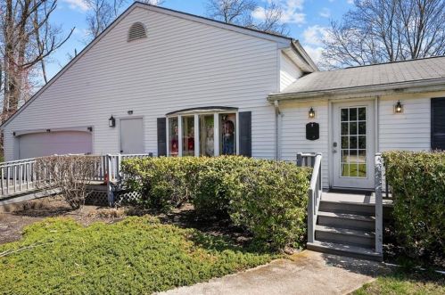 1062 Taunton Ave, Seekonk MA 02771-3111 exterior