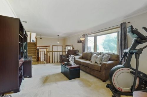 19 Daniel Dr, East Hanover, NJ 07936-1336