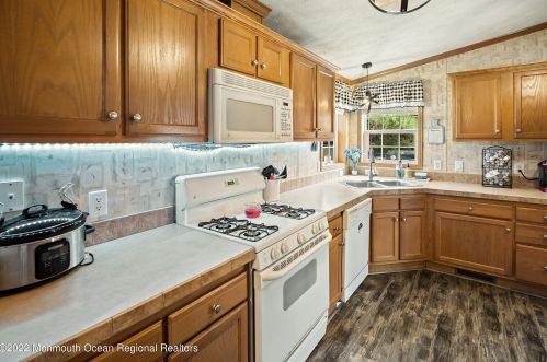 60 Southwind Cir, Jackson Twp NJ 08527-2826 exterior