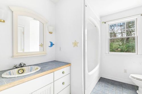 59 Crestview Rd, Milton MA 02186-3648 exterior