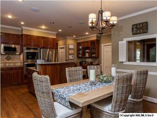 1202 Stonehurst Dr, Huntsville, AL 35801-1433