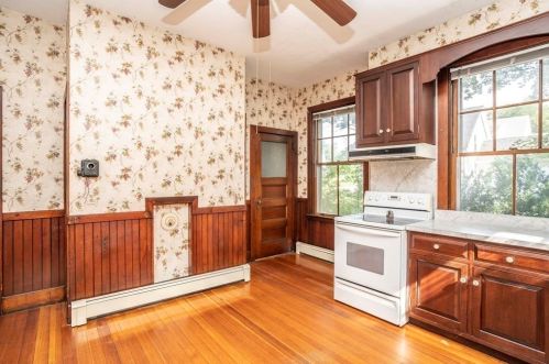 193 Broadway, Taunton MA 02780-1811 exterior