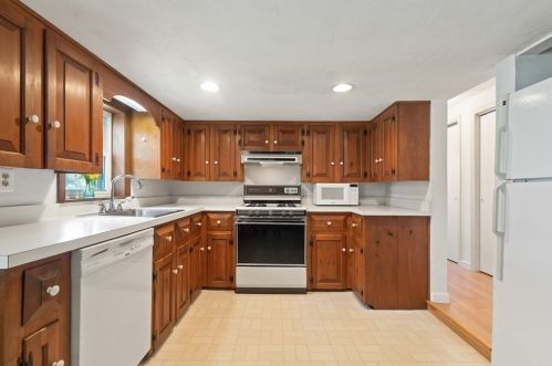 379 Main St, Groveland MA 01834-1428 exterior