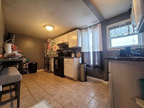 2 Barrett St, Fall River MA 02724-3302 exterior