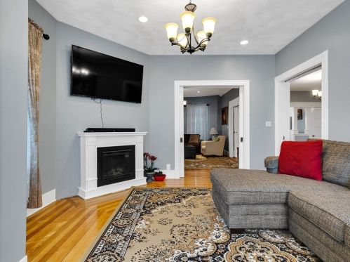 6 Rowe St, Newton MA 02466-1596 exterior