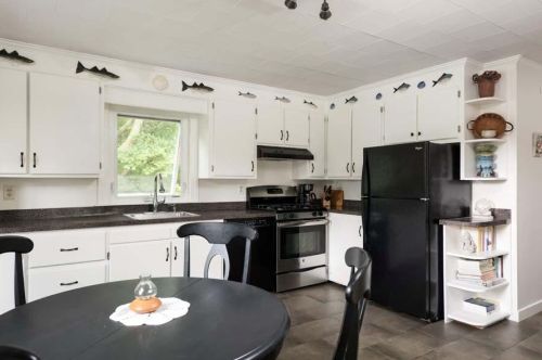 28 Hall St, Plymouth MA 02360-4122 exterior