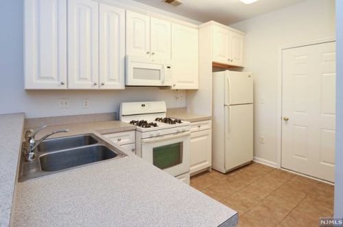 304 Freedom Ln, Belleville NJ 07109-5336 exterior