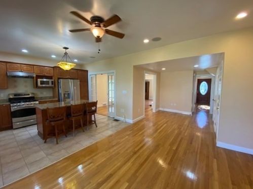 228 Woodcliff Rd, Newton MA 02461-2128 exterior