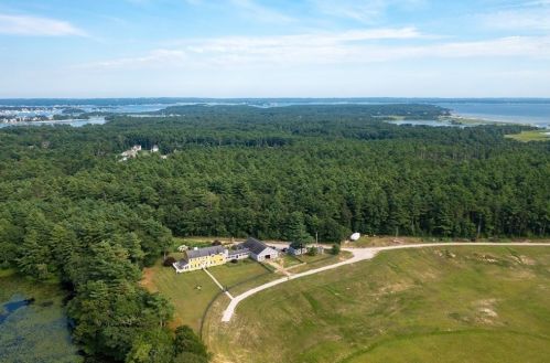 2 Jacks Marsh Ln, Wareham, MA 02571-2215