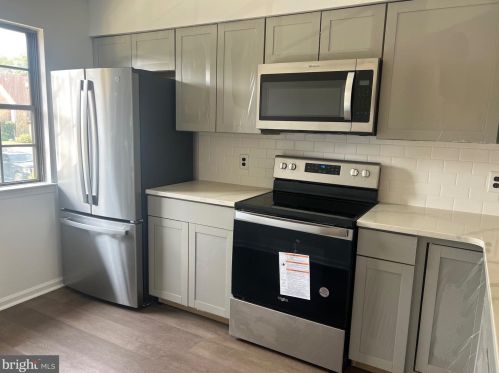 16 Maple St, West Deptford, NJ 08096-2583