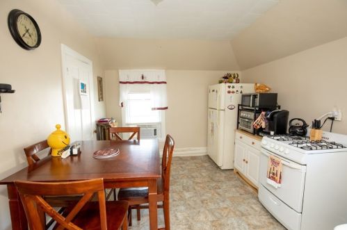 56 Foster St, New Bedford MA 02740-6677 exterior