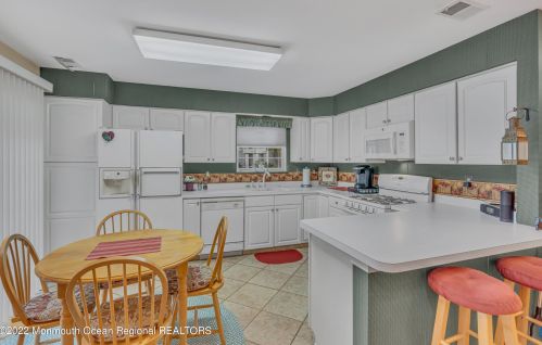 11 Charles Ct, Tinton Falls NJ 07712-7941 exterior