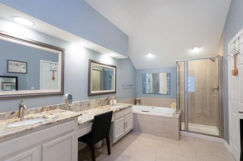 4027 Azure Ln, Addison TX 75001-3105 exterior