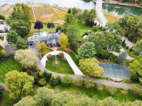 61 Brg St, Hingham MA 02061-2333 exterior