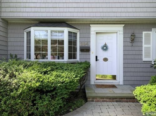 284 Hickory Ave, Tenafly NJ  07670-1433 exterior