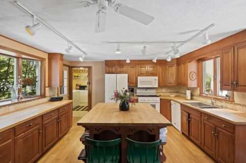 21 Mary Beth Ln, Harwich MA 02645-1326 exterior