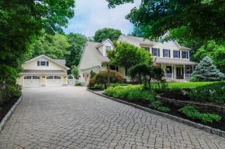 16 Pinewood Dr, Skyline Lakes, NJ 07456-1119