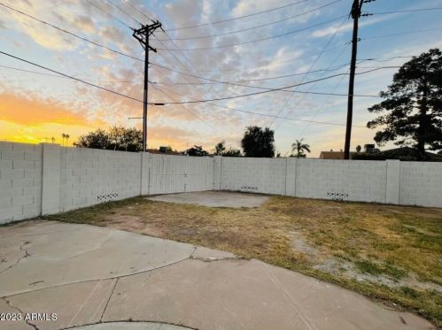 5658 37th Dr, Phoenix AZ  85019-2102 exterior