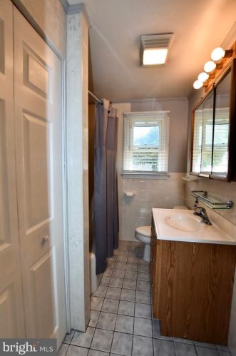 353 Hendrickson Ave, West Deptford NJ 08096-1327 exterior