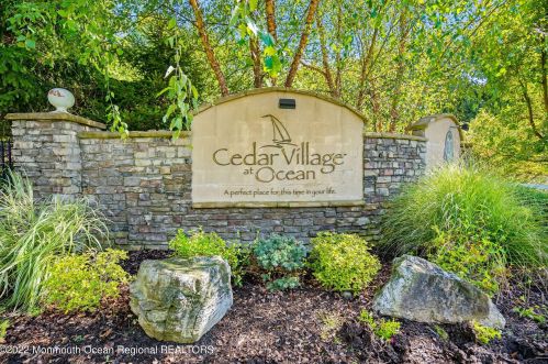 9 Fernwood Dr, Tinton Falls NJ 07712-8713 exterior