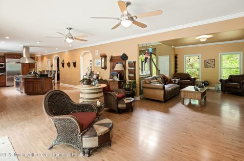 335 Veterans Hwy, Jackson Twp NJ 08527-2832 exterior