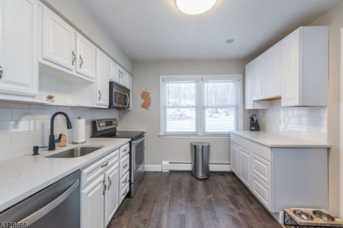 30 Stratfordshire Dr, Wantage NJ  07461-4223 exterior