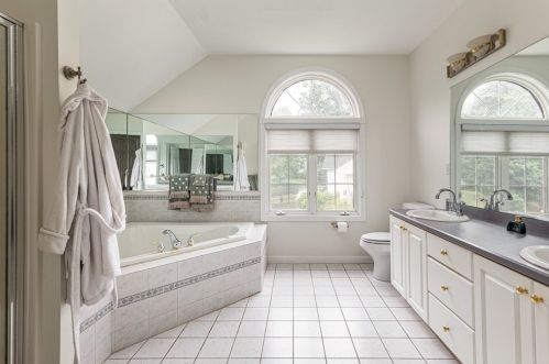 41 Wildwood Dr, Southborough MA 01772-1990 exterior