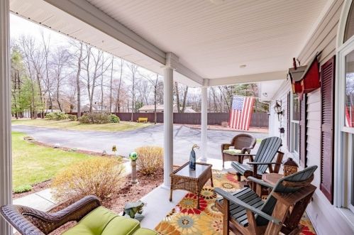 50 Lyman St, South Hadley, MA 01075-2354