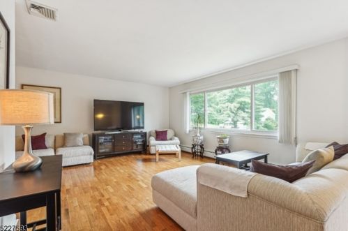 6 Juniper Ter, Skyline Lakes, NJ 07456-2606