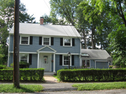 60 Lindbergh Ave, Newton, MA 02465-1639