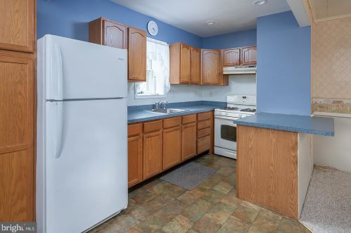 558 Billings Ave, West Deptford NJ 08066-1157 exterior