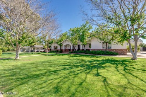 5621 Calle Camelia, Phoenix AZ 85018-4617 exterior