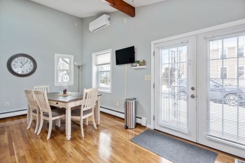 4 Linden Pl, Weymouth MA 02189-1607 exterior