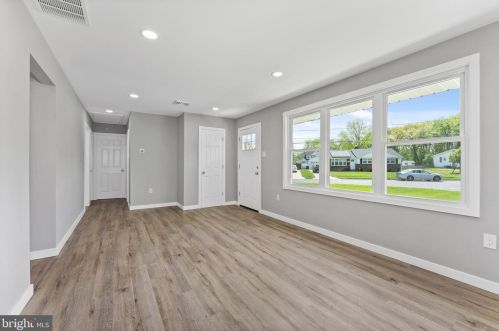 300 May Ave, West Deptford NJ 08096-1167 exterior