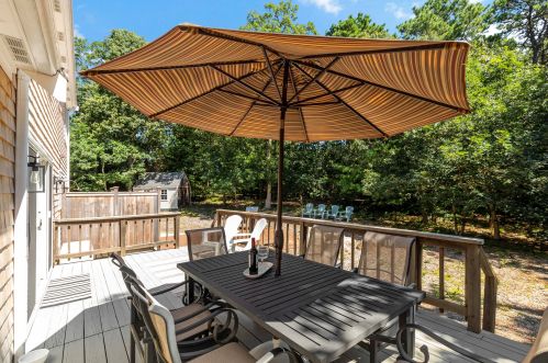 385 Glacier Hl Rd, Eastham MA 02642-2168 exterior