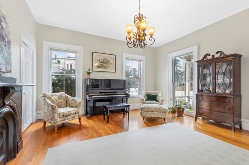 42 Maple St, Newton MA 02458-1712 exterior