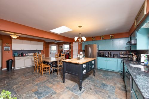 41 Salem Ln, Little Silver NJ 07739-1038 exterior