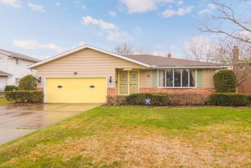 32580 Arlesford Dr, Cleveland, OH 44139-4404