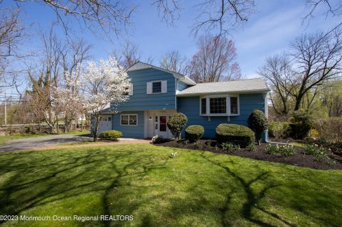 2 Queens Dr, Little Silver, NJ 07739-1627