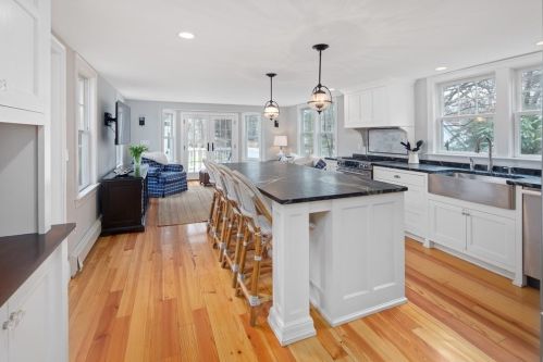 56 Elm St, Hingham MA 02043-2431 exterior