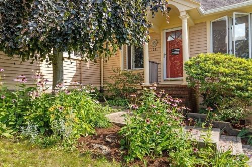 121 Warren Ave, Plymouth MA 02360-2427 exterior