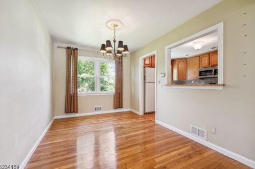 24 Dixon Pl, East Hanover NJ 07936-3049 exterior