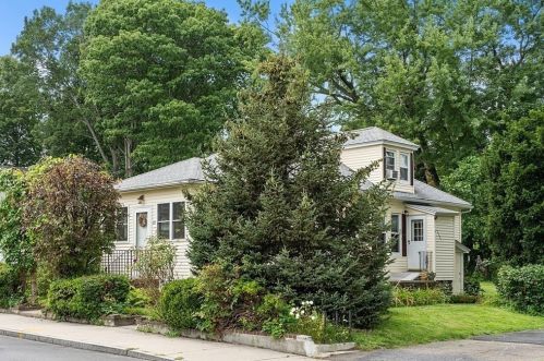 23 Shaw St, Lawrence, MA 01843-3520