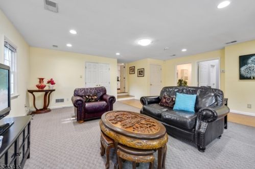 27 Ridgedale Ave, East Hanover NJ 07936-1804 exterior