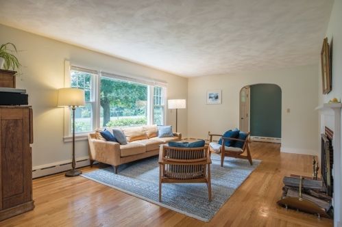 418 Shays St, Amherst MA  01002-2945 exterior