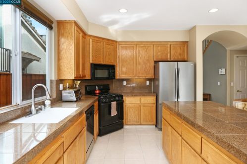 357 Napoleon Dr, San Leandro CA 94577-1580 exterior