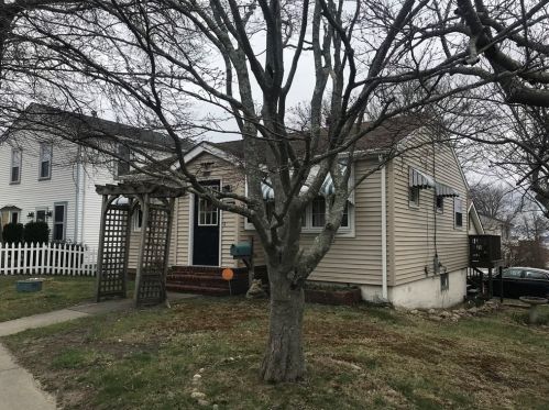 1077 Bay St, Fall River, MA 02724-1201